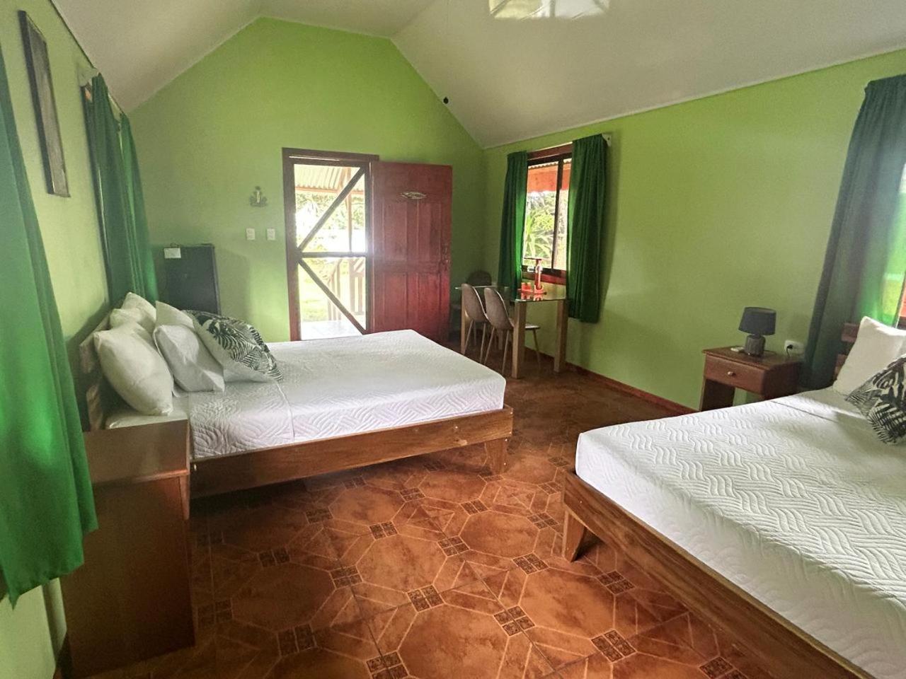 Cabinas Tortuguero Sports Fishing Bed and Breakfast Esterno foto